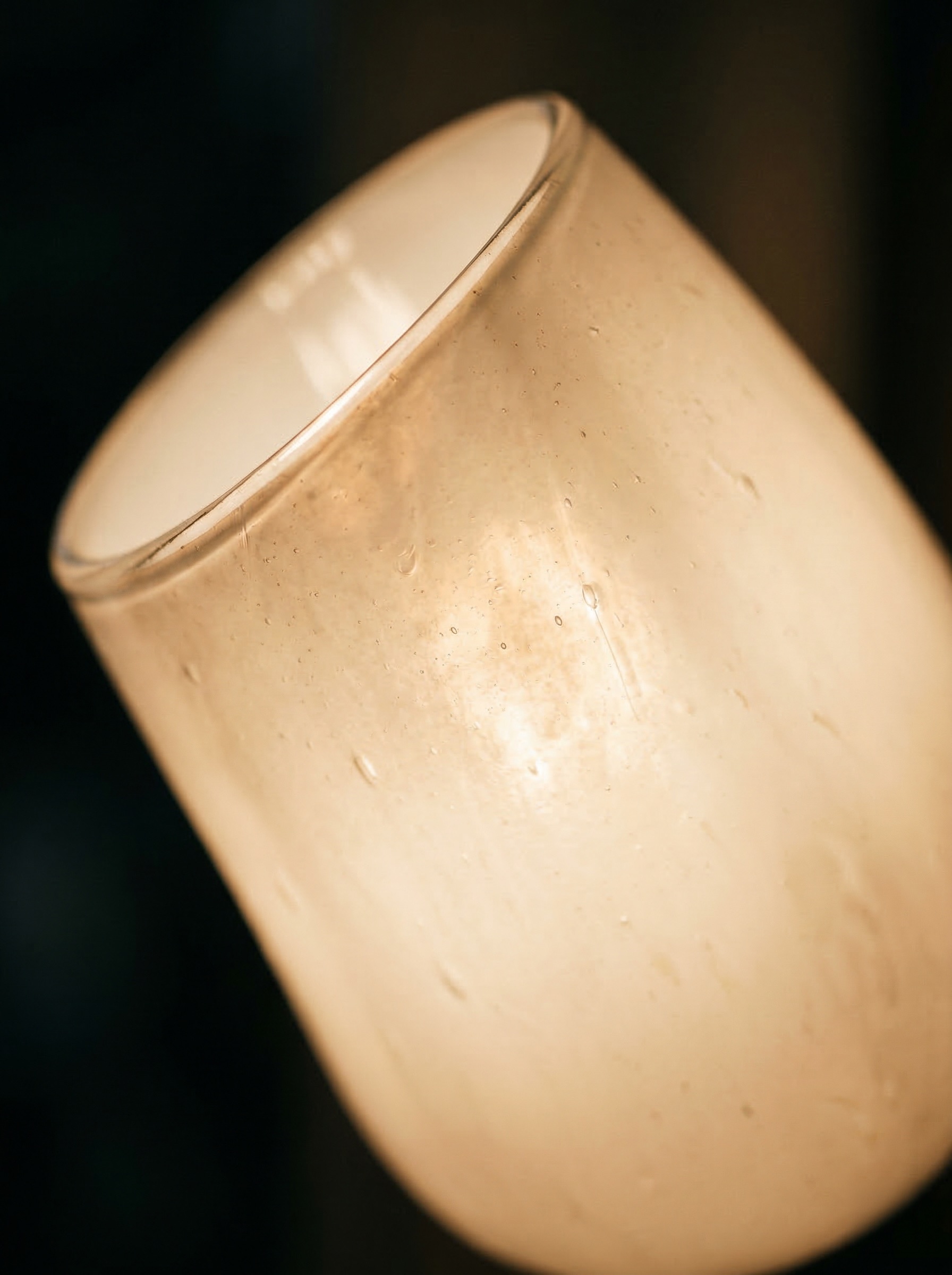 Mundgeblasenes Opalglas – warm durchscheinendes Licht