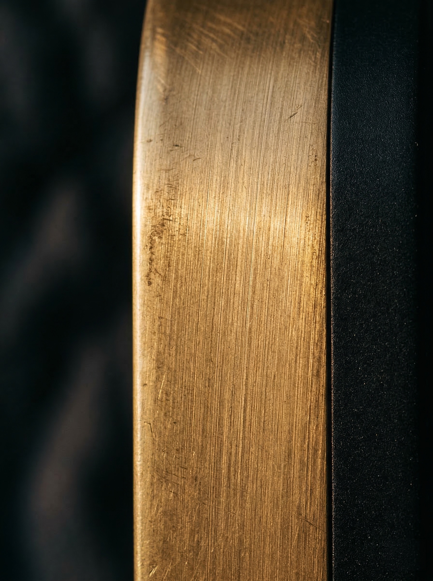 Gebürstetes Messing – industrielle Präzision